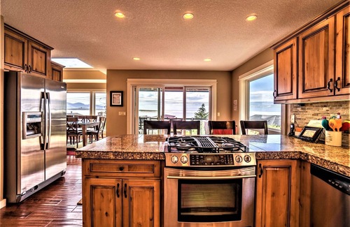 Happy Camp Hideaway House | Elevator, Master Suites, Jacuzzi's - steps to the Beach!