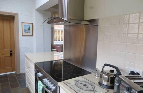 North Hobart House | Eliza Historic Cottage close to CBD with car park.