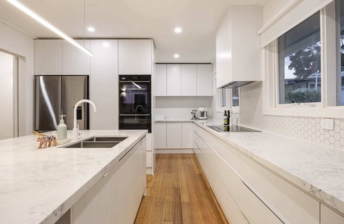 Mount Eliza House | Eliza’s Entertainer | Deck, Games & Beach