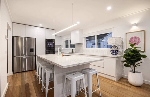 Mount Eliza House | Eliza’s Entertainer | Deck, Games & Beach