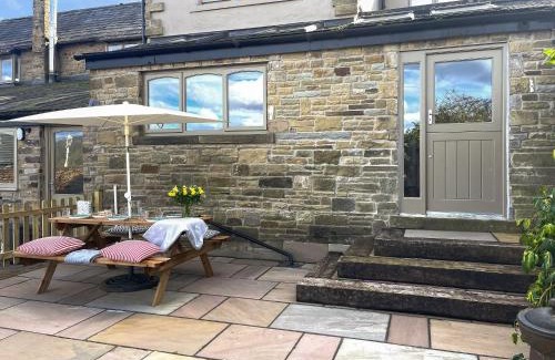 Charlesworth House | Elizabeth Cottage