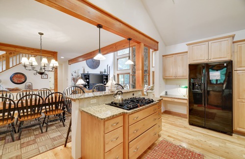 Briar Crest Woods House | Elk Hollow by AvantStay | Lakefront Chalet w/Game Room & Fire Pit