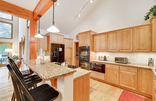 Briar Crest Woods House | Elk Hollow by AvantStay | Lakefront Chalet w/Game Room & Fire Pit