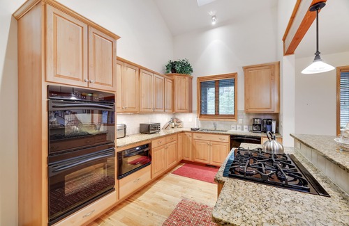 Briar Crest Woods House | Elk Hollow by AvantStay | Lakefront Chalet w/Game Room & Fire Pit