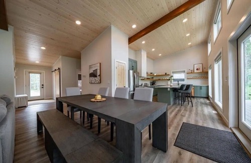 Wasagaming Cabin | Elkhorn Residence Cabin - 4 Bedrooms + Hot Tub