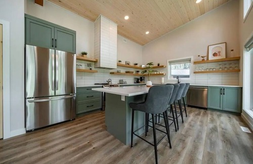 Wasagaming Cabin | Elkhorn Residence Cabin - 4 Bedrooms + Hot Tub
