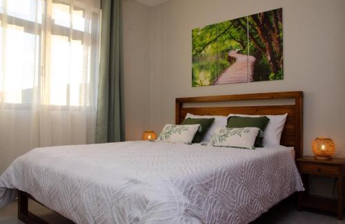 Candos Apartment | Ellara Escapes - Modern 1-Bedroom Apartment with Hill View - Sodnac, Quatre Bornes
