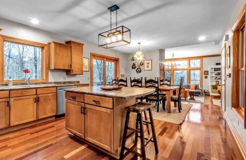Salamanca Ski Chalet | Ellicottville Treetop Retreat: All seasons Ellicottville Chalet