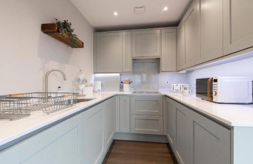 Gloucester Apartment | Elliot Oliver - Stunning Three Bedroom Penthouse With Large Terrace & Parking