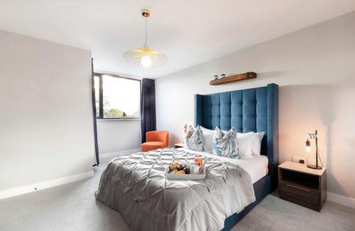 Gloucester Apartment | Elliot Oliver - Stunning Three Bedroom Penthouse With Large Terrace & Parking