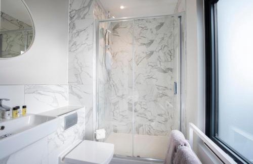 Gloucester Apartment | Elliot Oliver - Stunning Three Bedroom Penthouse With Large Terrace & Parking