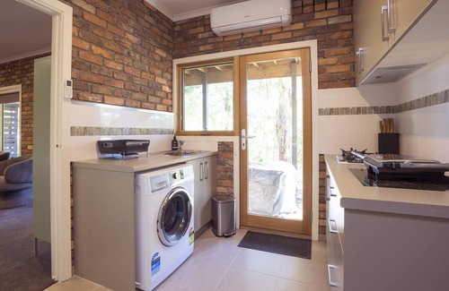 Upwey Villa | Elliott Lodge - Two storey lifestyle property sleeps 10