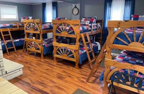 Gilbert House | Ellis House Trail Lodging Sleeps 16