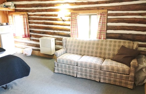 Grawn Resort | Ellis Lake Resort - Hemlock Logroom - Interlochen/Traverse City