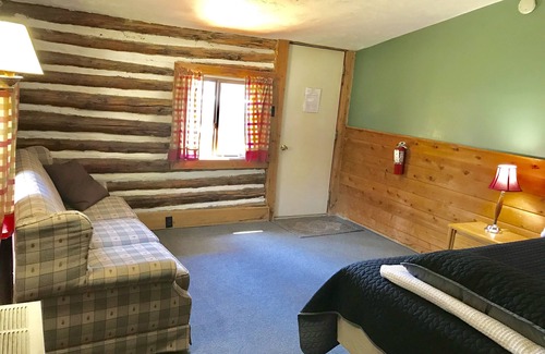 Grawn Resort | Ellis Lake Resort - Hemlock Logroom - Interlochen/Traverse City