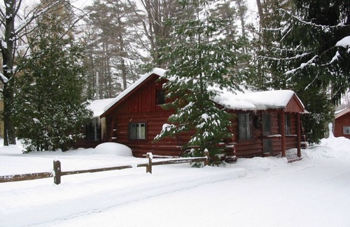 Grawn Cabin | Ellis Lake Resort - Spruce Log Cabin-Interlochen/Traverse City