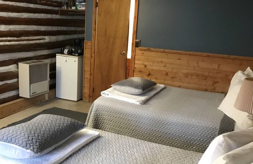 Grawn Resort | Ellis Lake Resort - Tamarack Logroom-Interlochen/Traverse City
