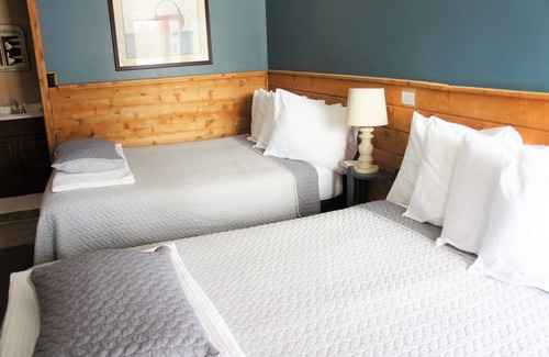 Grawn Resort | Ellis Lake Resort - Tamarack Logroom-Interlochen/Traverse City