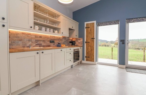 Ruthin Cottage | ELLIW, family friendly, with hot tub in Ruthin