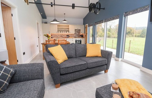 Ruthin Cottage | ELLIW, family friendly, with hot tub in Ruthin