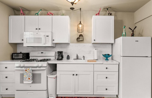 Seguin House | Elm Street Bungalow, Cozy Pet-Friendly Stay