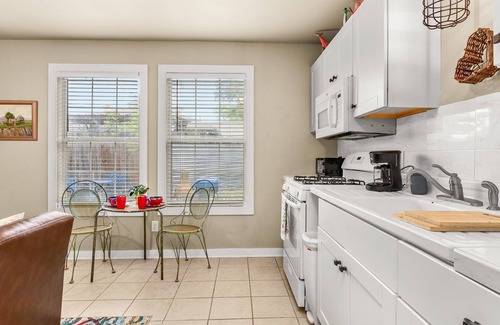 Seguin House | Elm Street Bungalow, Cozy Pet-Friendly Stay