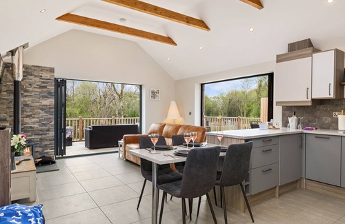 St. Florence Cottage | Elm Tree Cottage With Pond View