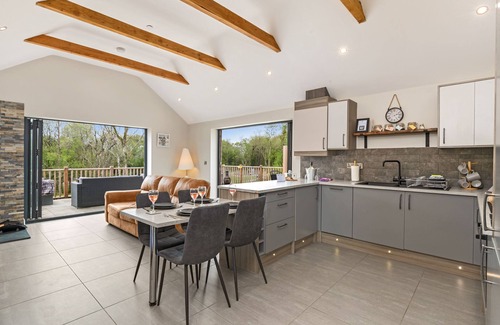 St. Florence Cottage | Elm Tree Cottage With Pond View