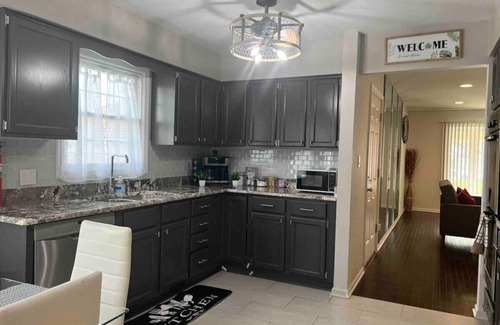 Elmhurst House | "Elmhurst Oasis: Extended O'Hare Stay"