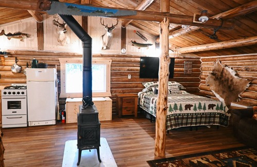 Trout Creek House | Elmwood Outpost is an off-grid cabin experience.