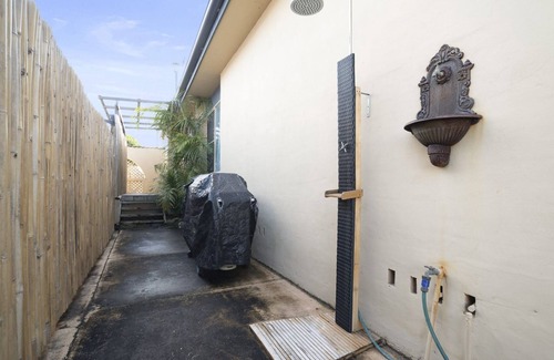 Long Jetty Apartment | Eloora House, Blue bay