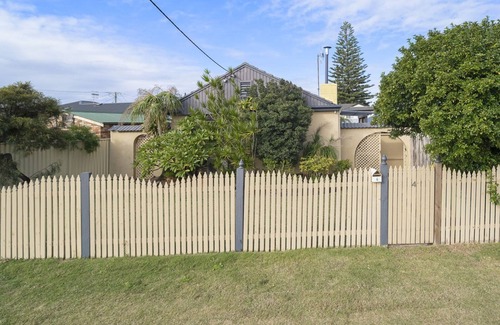 Long Jetty Apartment | Eloora House, Blue bay