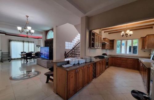 Quiapo House | Elvie Pool Villa