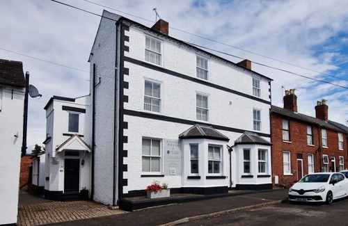 Castle Donington Apartment | EMA Apt. Spacious & Stylish, Health Club Access