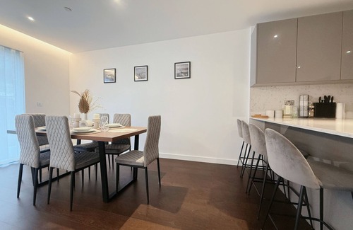 Nine Elms Apartment | Embassy Sky 3BR: Luxe Flat w/Balcony, Nine Elms