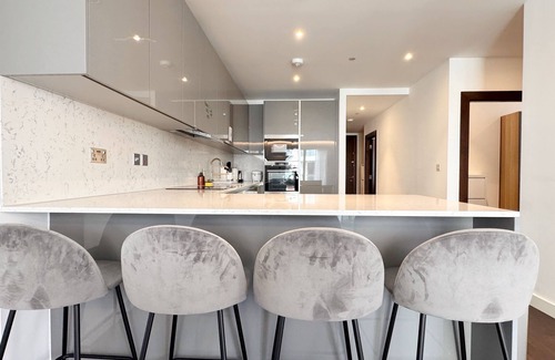 Nine Elms Apartment | Embassy Sky 3BR: Luxe Flat w/Balcony, Nine Elms