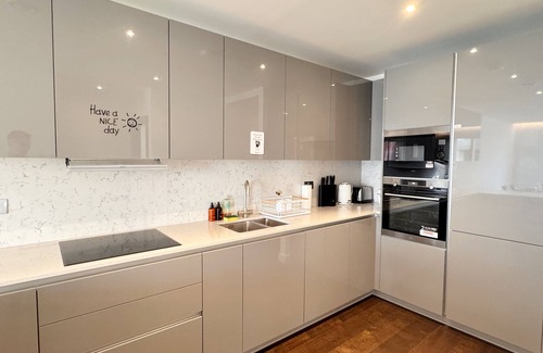 Nine Elms Apartment | Embassy Sky 3BR: Luxe Flat w/Balcony, Nine Elms