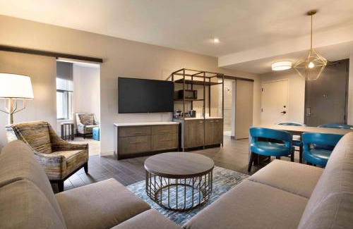 Downtown West Hotel | Embassy Suites By Hilton Minneapolis Downtown Hotel
