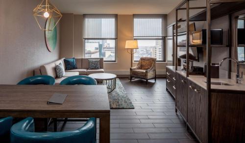 Downtown West Hotel | Embassy Suites By Hilton Minneapolis Downtown Hotel