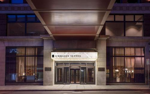 Downtown West Hotel | Embassy Suites By Hilton Minneapolis Downtown Hotel
