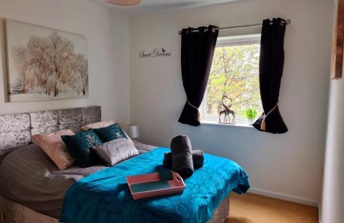 Warrington Apartment | Emerald Blossom-Central Warrington, Luxurious Yet Homely, WiFi, Secure Parking