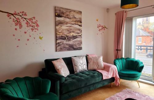 Warrington Apartment | Emerald Blossom-Central Warrington, Luxurious Yet Homely, WiFi, Secure Parking
