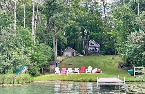 Newaygo House | Emerald Cove Cottage-3 bd, 2 ba-Sleeps 10
