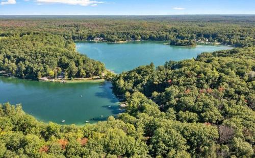 Newaygo House | Emerald Cove Cottage-3 bd, 2 ba-Sleeps 10