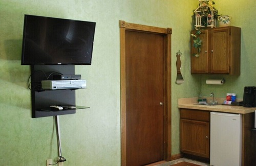 Norman Apartment | Emerald Dream Cottage at Whispering Pines Inn
