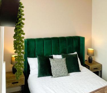 Knottingley House | Emerald House -3 Bed - Free Parking