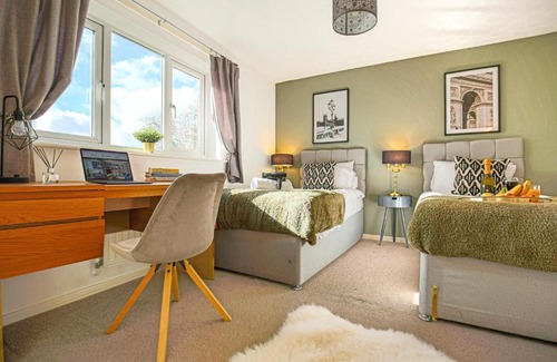 Knowle Sands House | Emerald House - Prime Location - Driveway Parking, Pool Table, Fast Wifi, Self Check-In and Sky TV by Yoko Property