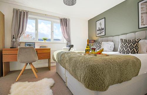 Knowle Sands House | Emerald House - Prime Location - Driveway Parking, Pool Table, Fast Wifi, Self Check-In and Sky TV by Yoko Property