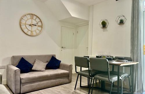 Castle House | EMERALD LIVING, 4 bedrooms in the heart of Swansea, close to beaches!