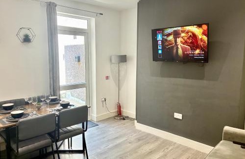 Castle House | EMERALD LIVING, 4 bedrooms in the heart of Swansea, close to beaches!